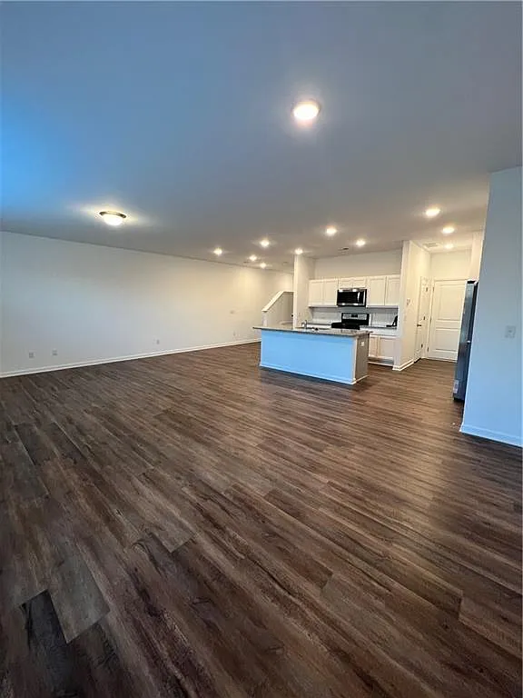 3 bed, 2.5 bath, 2028 sqft, $2,100 — Photo 3