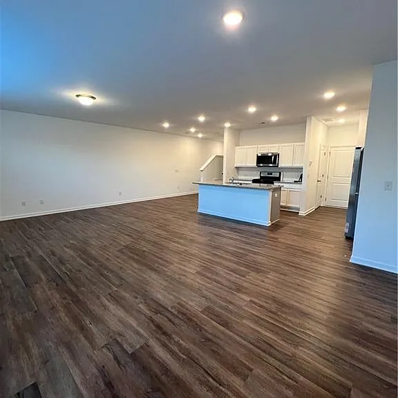 6075 Handley Dr — Photo 3