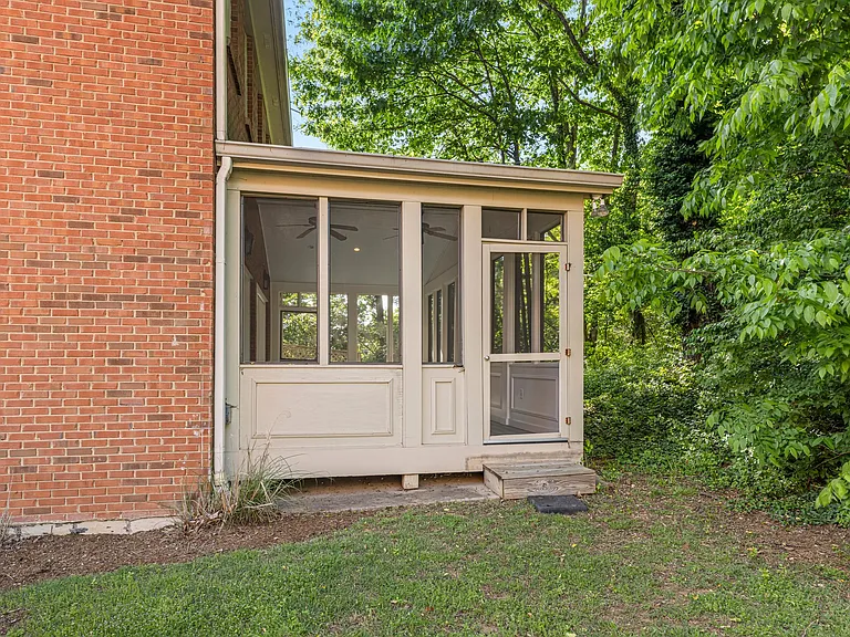 604 Clayborne Ct — Photo 36