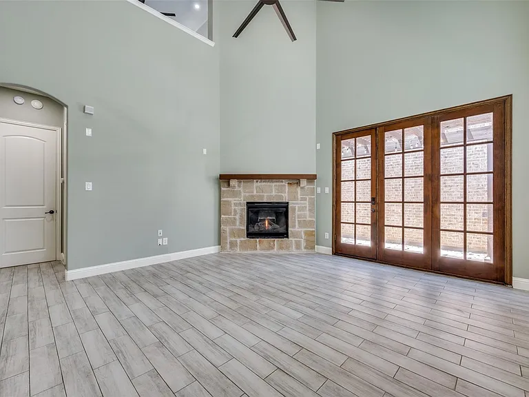 4068 Winsor Dr — Photo 3