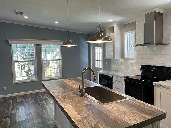 5th image of 548 Plymouth St