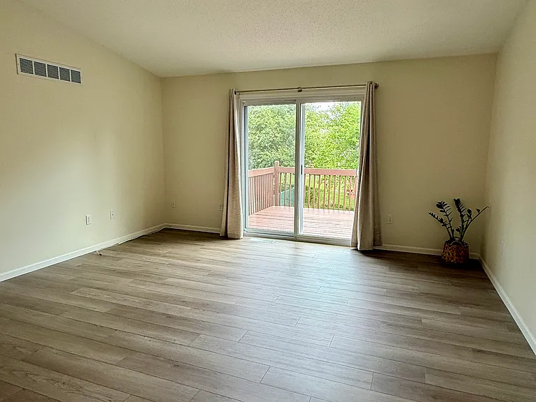 680 Emily St — Photo 3