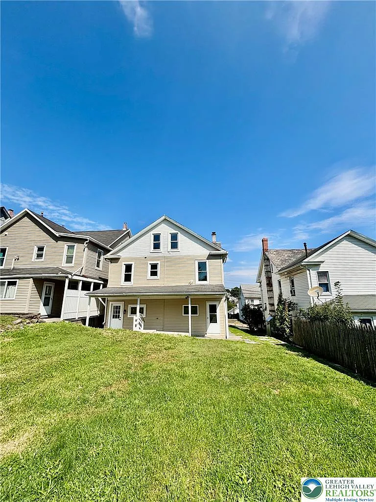 4 bed, 1.0 bath, 1120 sqft, $2,050 — Photo 2