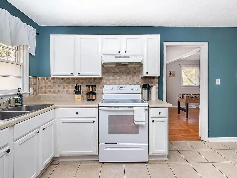 123 Archdale Dr — Photo 2