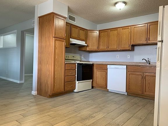 4th image of 2416 N Campbell St