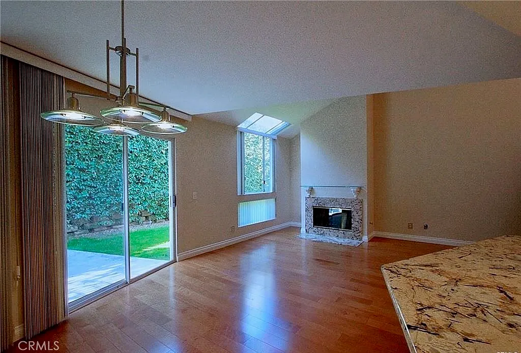 2 bed, 2.5 bath, 1383 sqft, $3,900 — Photo 4