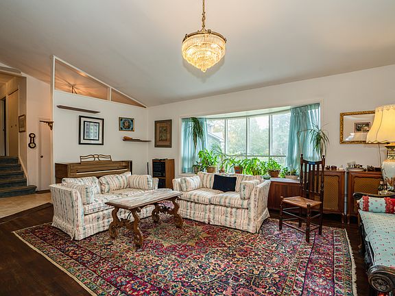 3rd image of 8 Eaton Ln