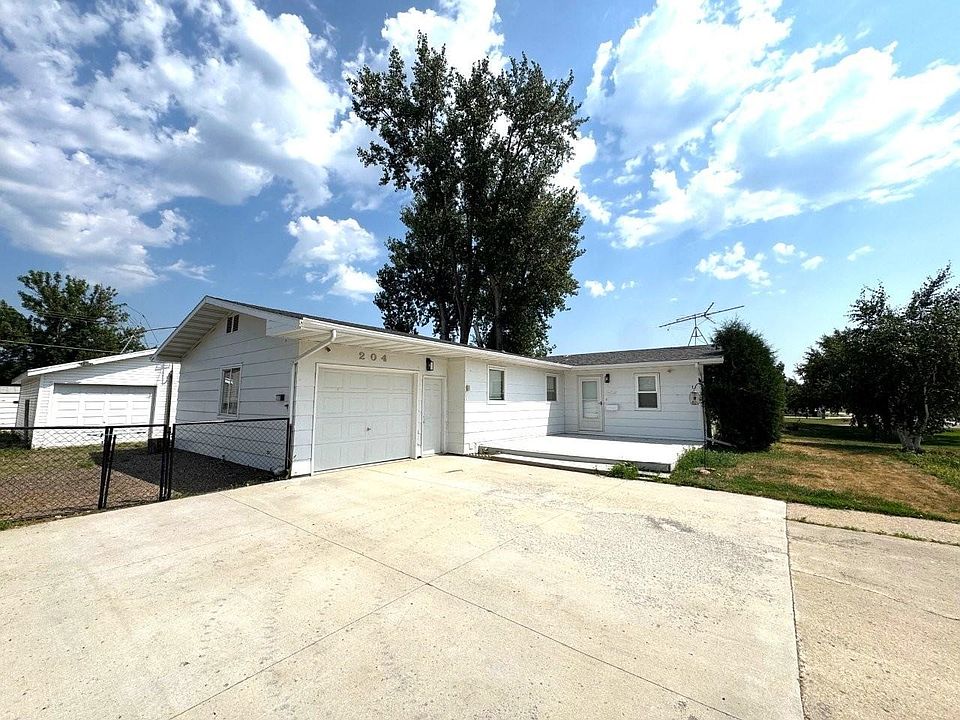 1st image of 204 2nd St NE
