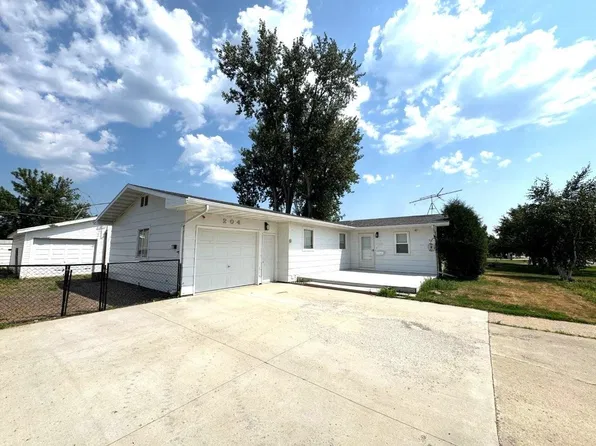 204 2nd St NE, Surrey, ND 58785