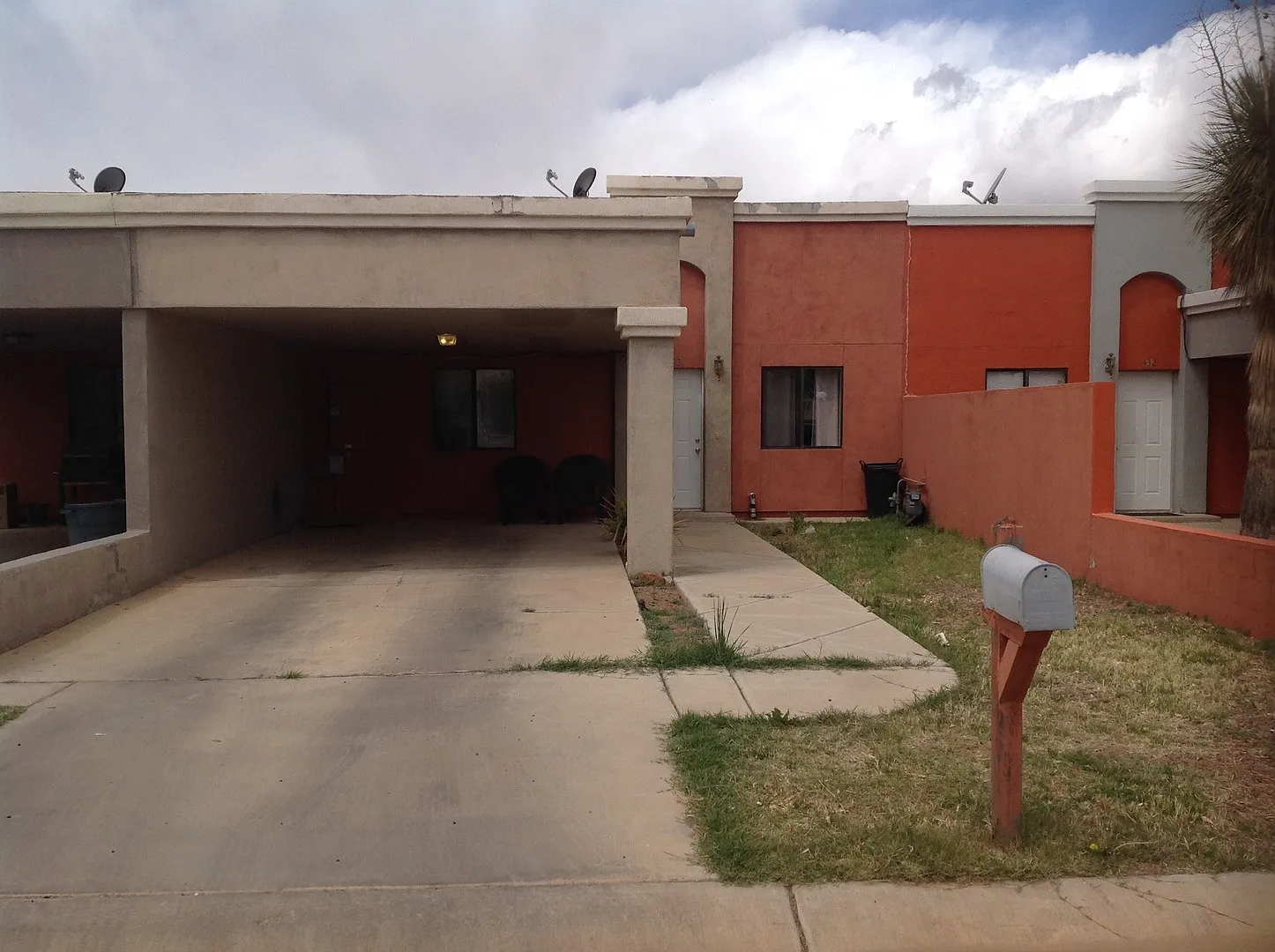 Modern town home with AC. 3/2. Covered, off-street parking, easy care yard. Ample kitchen. Lamina... — Photo 1