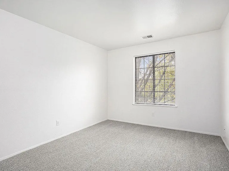 Hampton Lakes Apartments — Photo 31