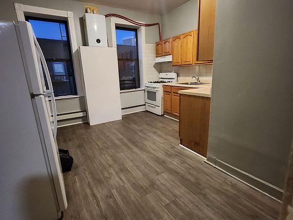 4th image of 8 Saint Pauls Ave Floor 4
