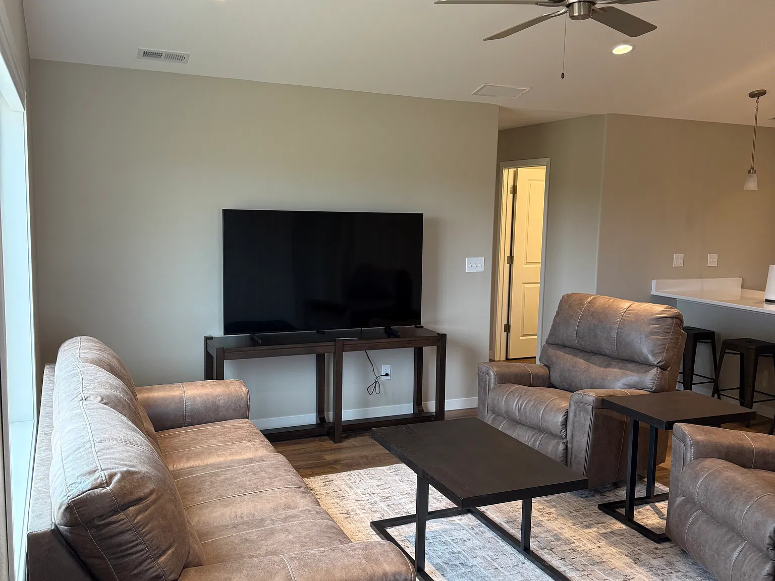 2 bed, 910 sqft, $2,900 — Photo 2