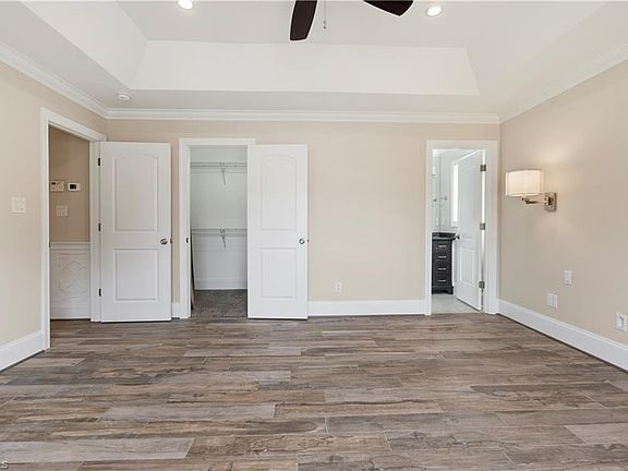 4th image of 833 Charter Oaks Dr