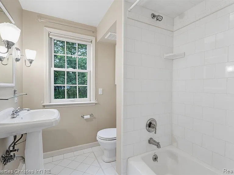 1688 Northlawn Blvd — Photo 26