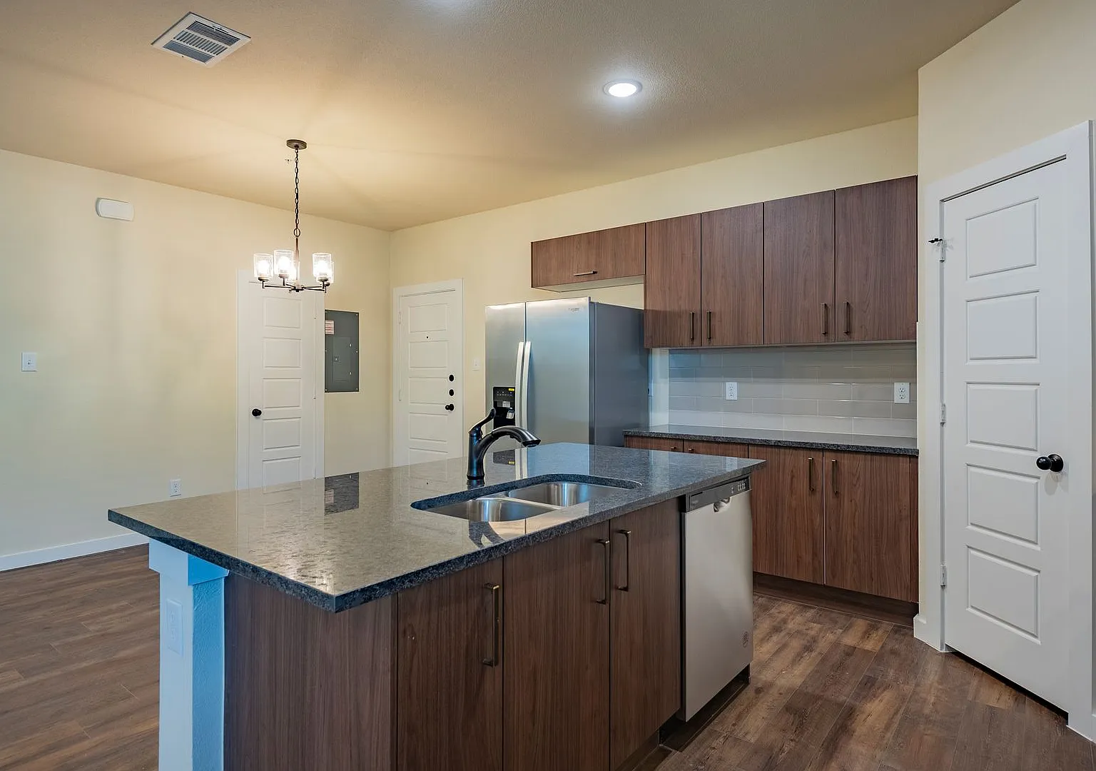 Available Now! Gorgeous 2 Bedroom Four Plex Located In Midlothian Isd! — Photo 3