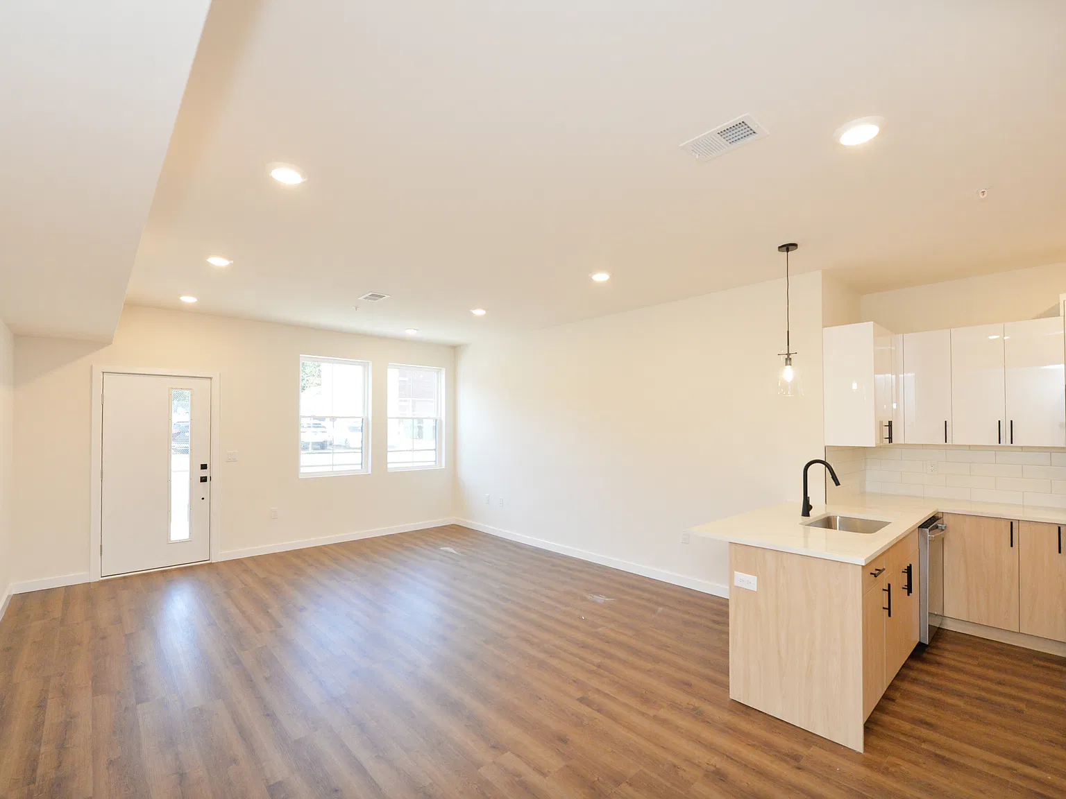 2 bed, $3,200 — Photo 4