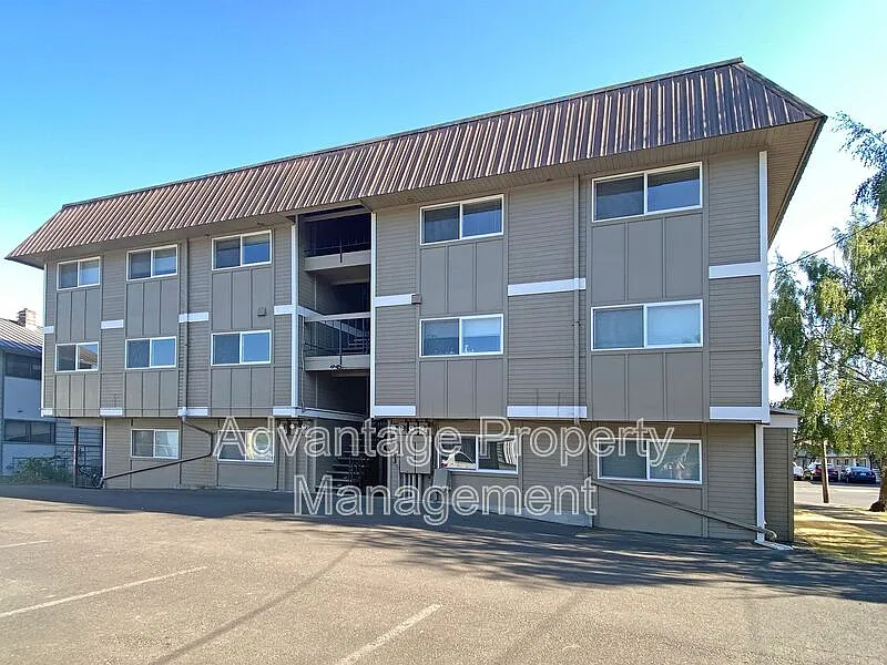 4 bed, 1.5 bath, 1100 sqft, $1,850 — Photo 3