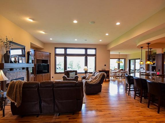 4th image of 802 Heritage Trl NE