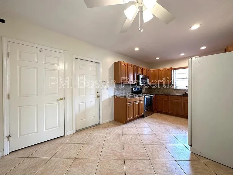 1292 Essex Dr — Photo 12