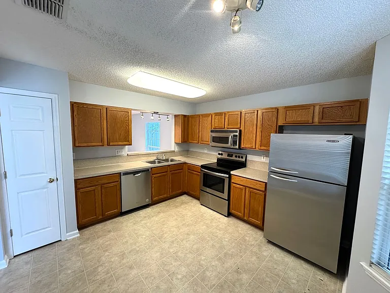 696 Hampton Downs Ct — Photo 2