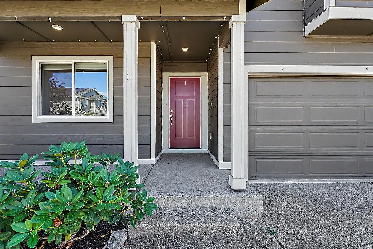 3 bed, 2.5 bath, 2437 sqft, $2,950 — Photo 2
