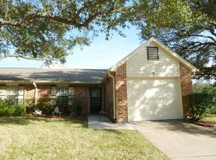 743 E Country Grove Cir, Pearland, TX 77584