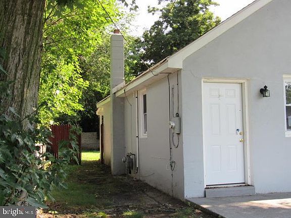 3rd image of 19 Willis Ave