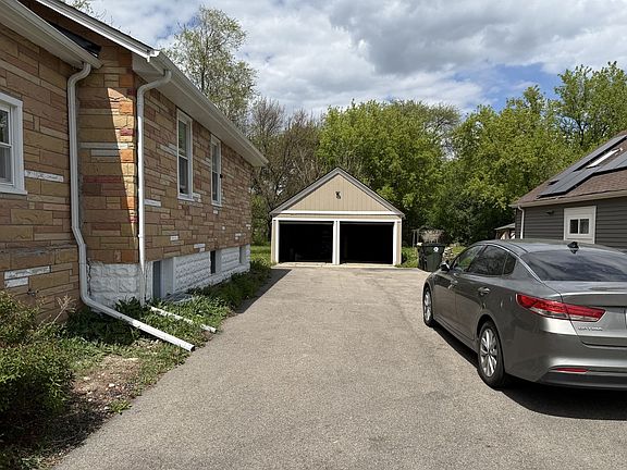 2nd image of 208 W Nippersink Rd