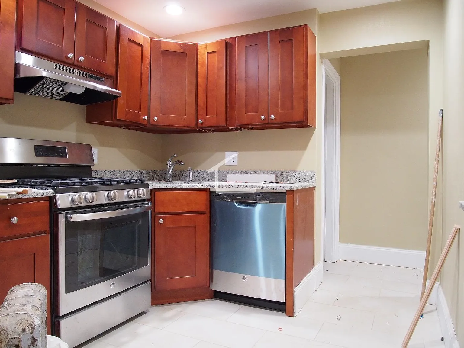 4 bed, 1200 sqft, $5,400 — Photo 1