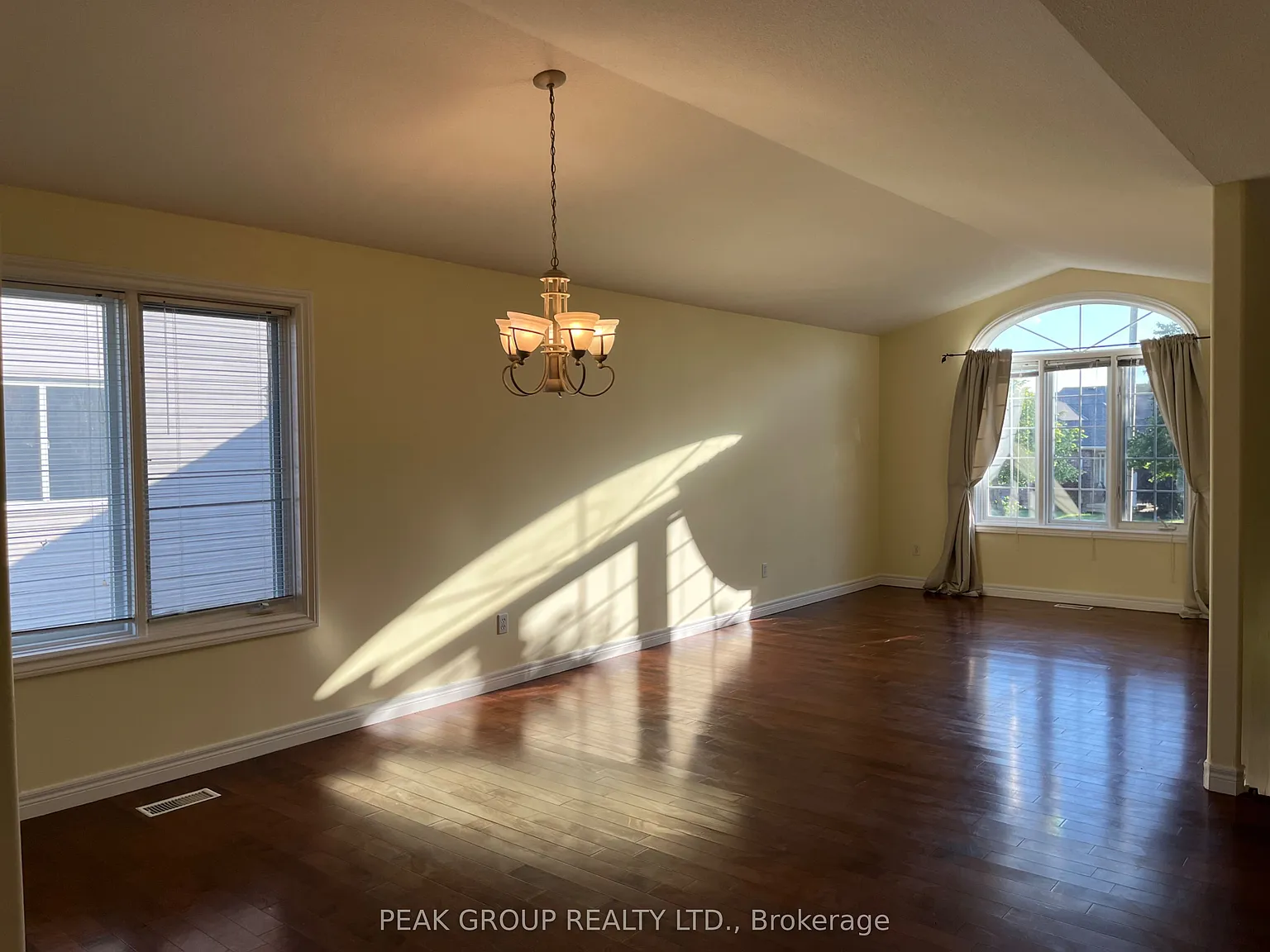 5 bed, $2,850 — Photo 2