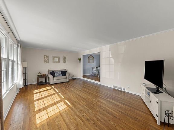 3rd image of 625 N Locust St