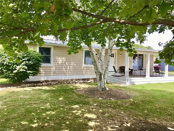 3rd image of 409 W Lakeshore Dr