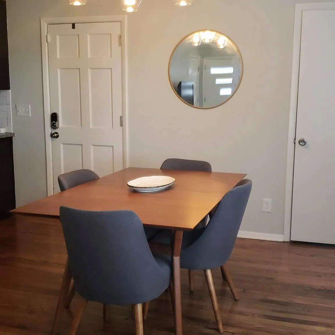 3 bed, 1.5 bath, 1014 sqft, $2,300 — Photo 3