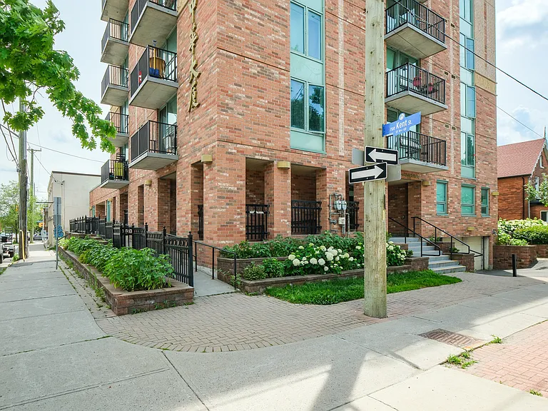 80 Florence St #706 — Photo 10