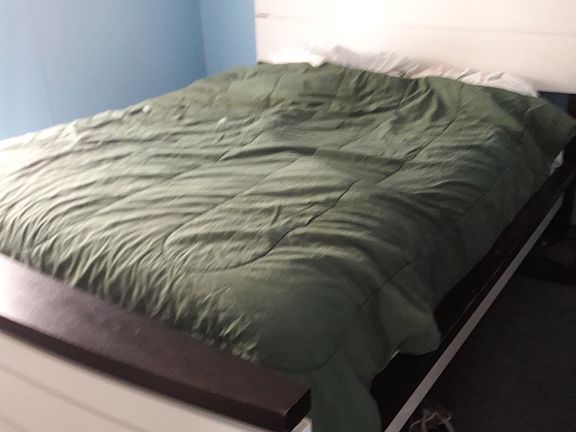 queen size bed main br