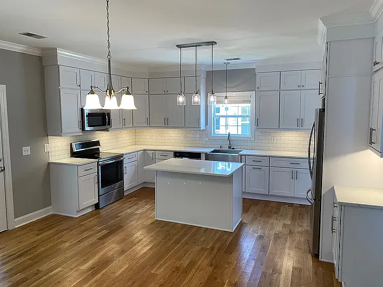 4 bed, 2.5 bath, 2740 sqft, $5,300 — Photo 3