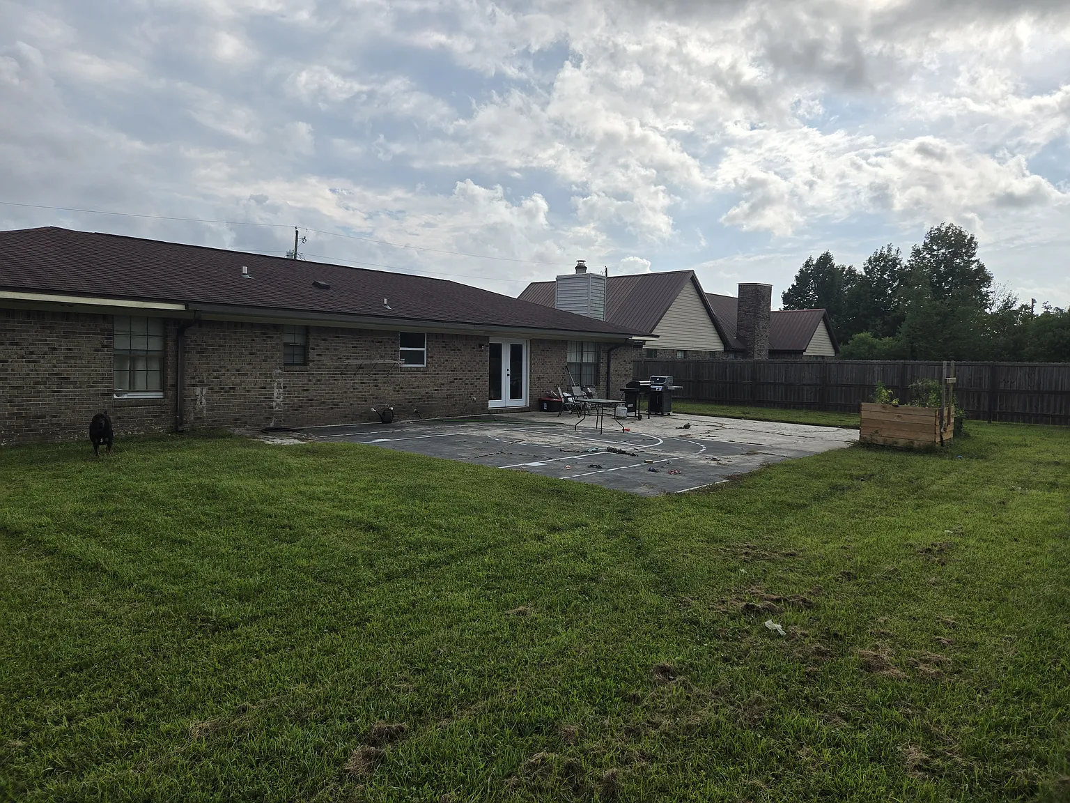 3 bed, 1833 sqft, $900 — Photo 1