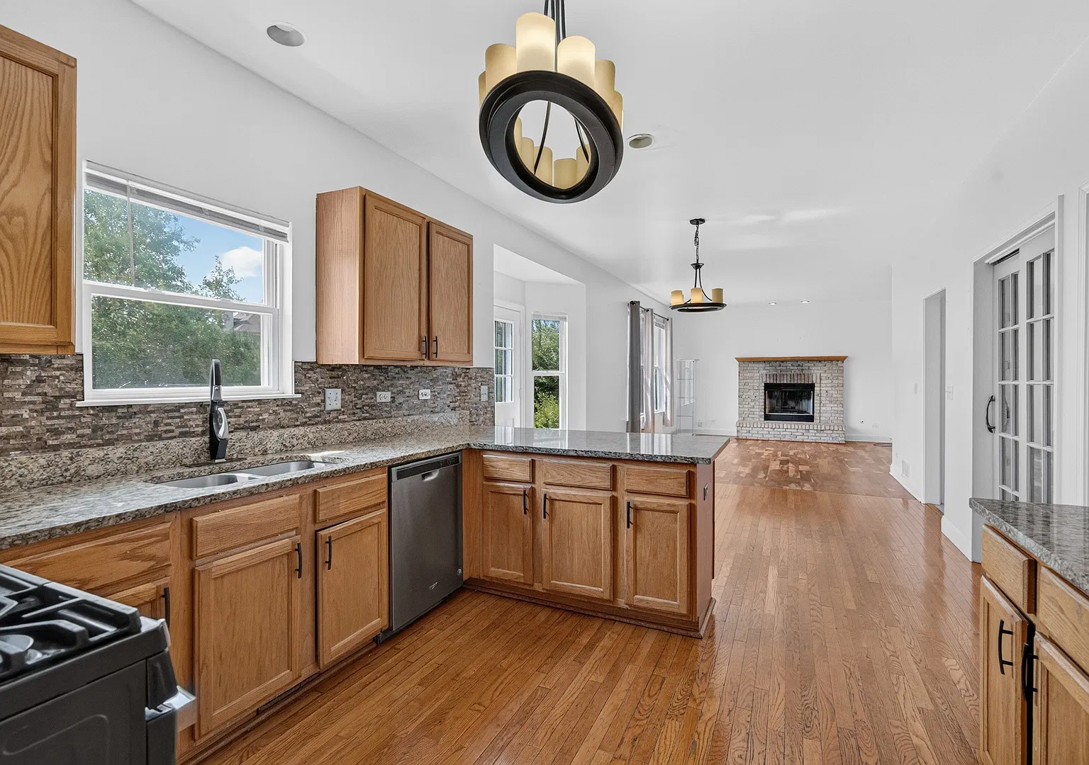 4 bed, 2.5 bath, 2378 sqft, $3,000 — Photo 4