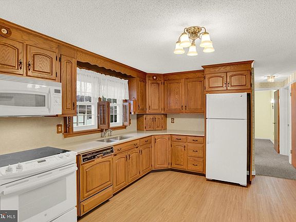 3rd image of 812 Cedar Crest Dr