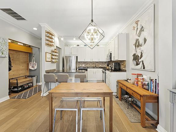 3rd image of 2230 N Lincoln Ave APT 204