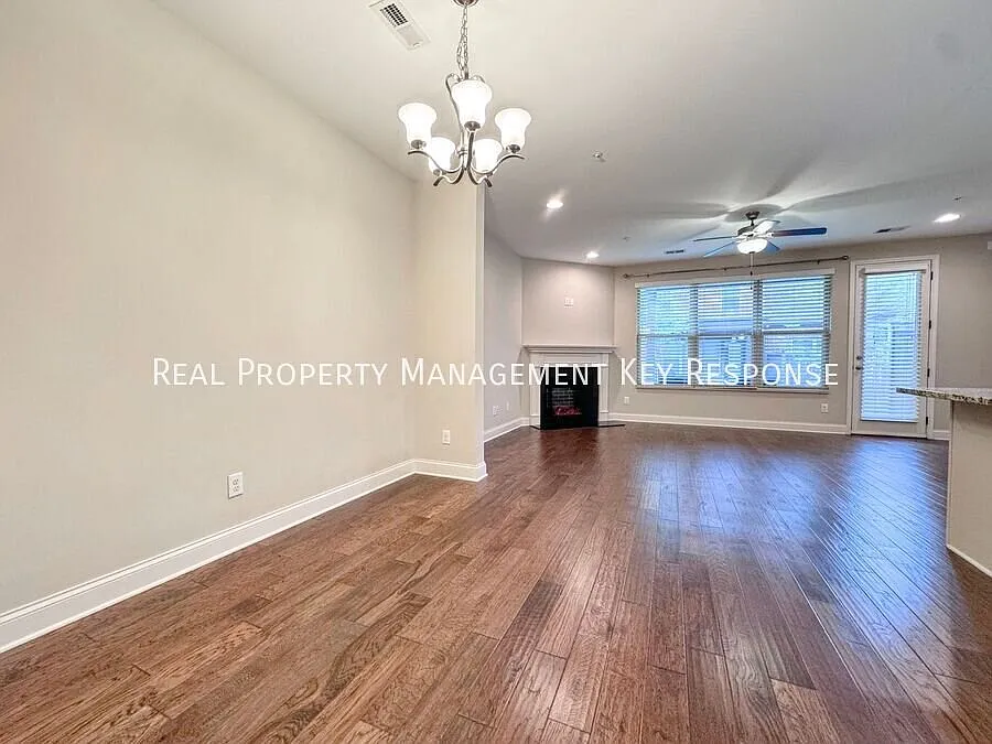 The Perfect Blend of Style & Location Gorgeous 3BR Near Indian Lake & Parks! — Photo 2