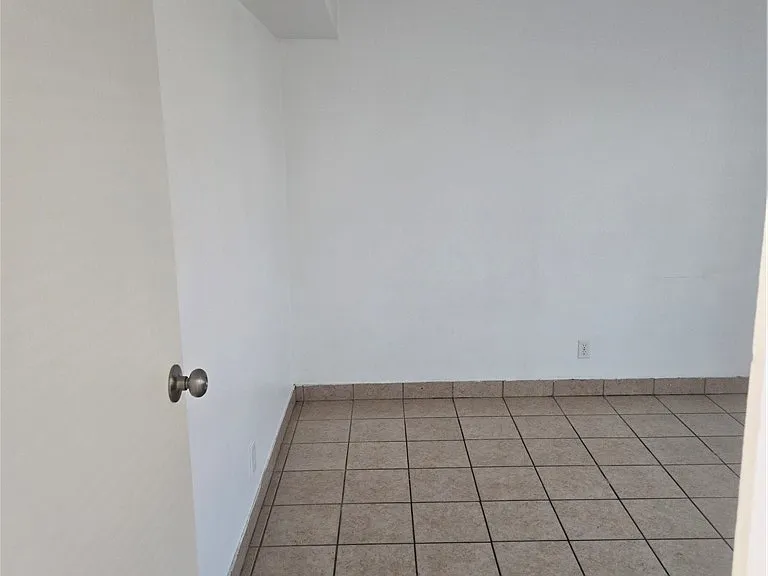 537 Calcaterra Cir #F — Photo 8