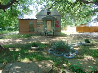 909 S 6th St, Bonham, TX 75418