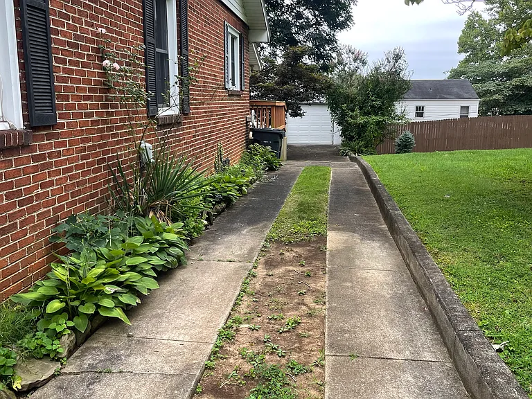 1016 Carolina Ave — Photo 3