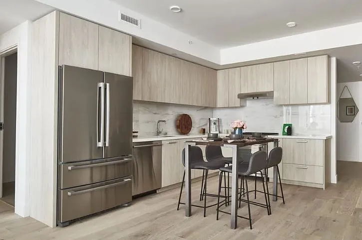 188 W Saint James St — Photo 1
