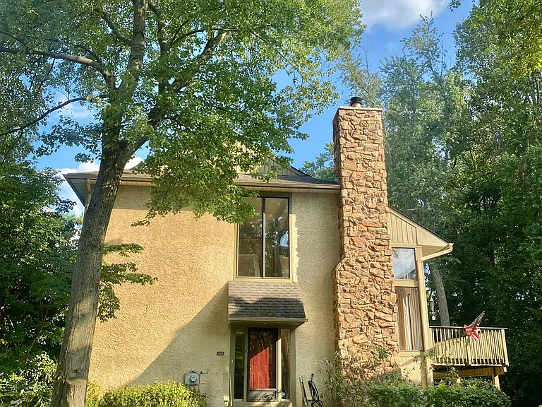 411 Lynetree Dr — Photo 2