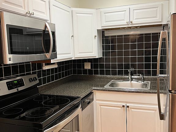 Full kitchen, with Stainless steel, cooktop, and oven. Microwave, dishwasher, refrigerator, garbage disposal unit.
New Kitchen cabinets and Epoxy countertop