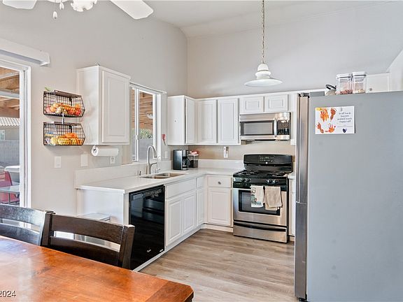 2nd image of 3652 Wild Willow St