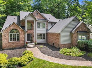 6200 Turnberry Dr, Commerce Township, MI 48382